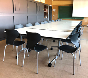 Equipament de mobles per aula polivalent