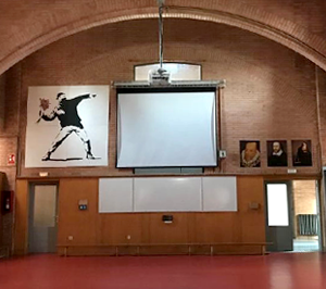 Pantalla i projector instal·lat en teatre