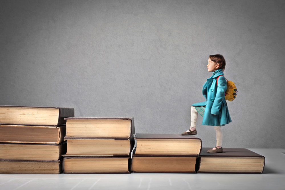 Nena amb llibres - Sistema Educacio Montessori