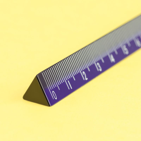 Regla Milan triangular 15cm