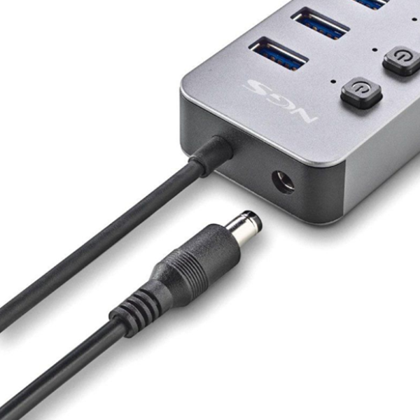 HUB USB 3.0 NGS con conector tipo A macho en un extremo y 10 puertos hembra tipo A en el otro